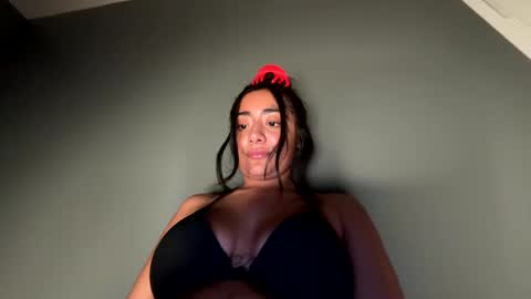 reinaassss online show from March 27, 8:26 am