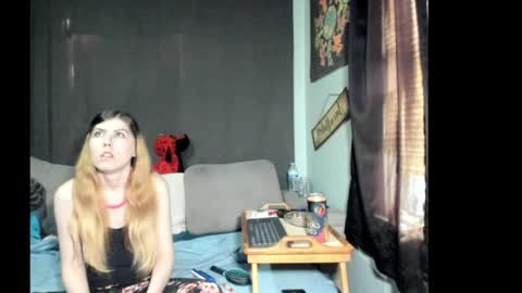 roxihazeleyes online show from April 1, 7:33 pm