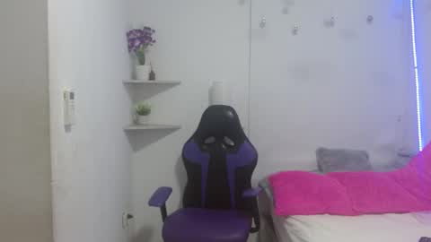 roxy_stone1 online show from March 10, 7:18 pm