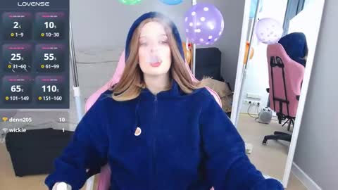 Adel online show from December 4, 1:35 pm