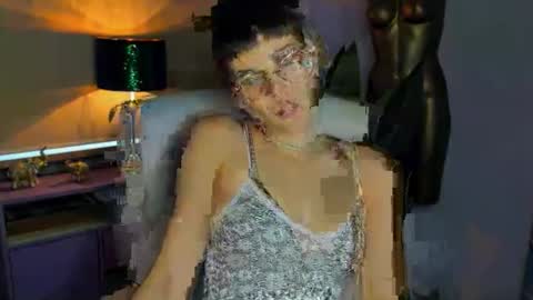 Sarah online show from October 5, 2:00 pm