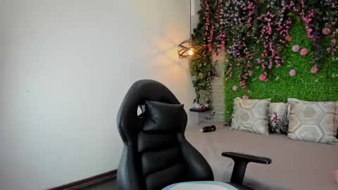 Sarah Deyvis online show from February 25, 3:32 pm