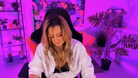 Divine Sarah NONUDE model online show from March 2, 11:41 am