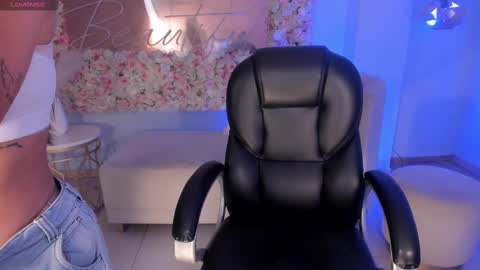 Sara Winstone online show from March 2, 11:30 am