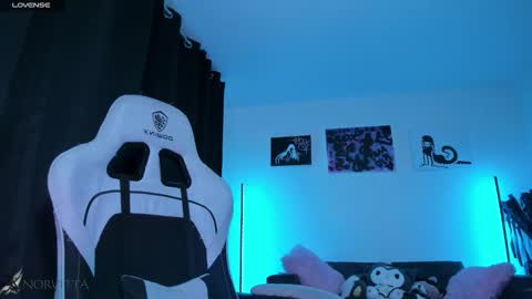    im expecting 300 thumbs up on my altar online show from March 14, 12:33 am