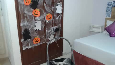 scarlet  online show from October 15, 10:40 am