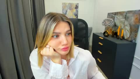 selenaemoore online show from March 29, 3:49 am