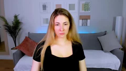 sensitiveheartt online show from April 15, 7:47 pm