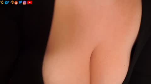 SeraReads online show from October 31, 5:06 pm