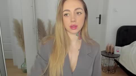 C o r a l i e online show from February 4, 2:21 pm