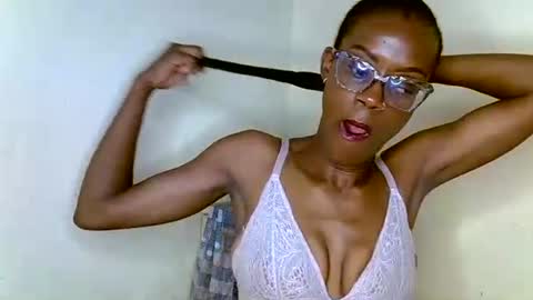 SexyHollyMontana1111 online show from March 5, 8:43 am