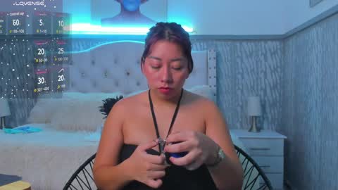 laura online show from April 7, 11:23 am