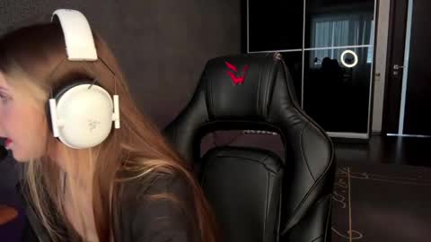 simikiss online show from May 7, 10:08 am