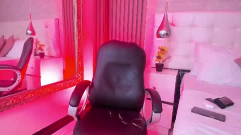 sofiathoompson online show from June 23, 9:02 pm