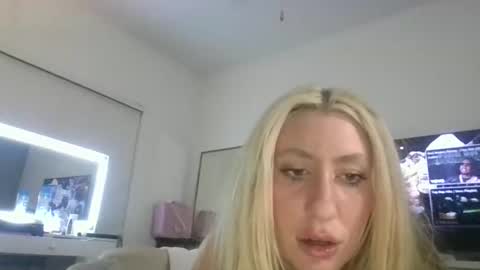 sophiakodakready online show from April 15, 8:04 am