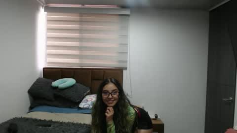 sophie_fox2 online show from May 25, 9:25 pm