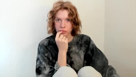 S T E L L A online show from October 2, 9:03 am