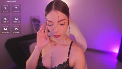  Sus Moore  online show from February 19, 7:02 pm