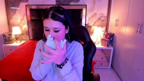 susanvilla online show from January 5, 7:39 pm