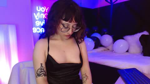 Roxanee online show from October 31, 4:47 am