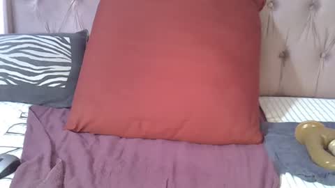 sweetmellowx1 online show from March 4, 8:35 am