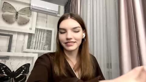 Mia online show from March 4, 2:56 pm