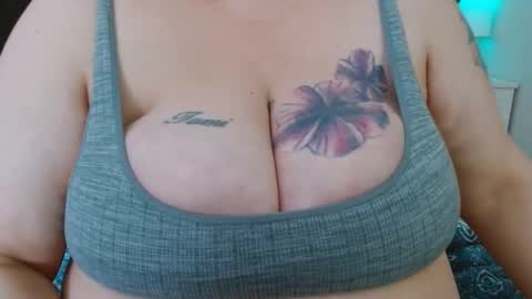 im on randomly so follow to know when im online online show from February 18, 6:17 pm