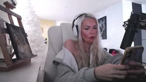 stage Kylie Sinner  brand CLITBAIT online show from February 11, 8:32 pm