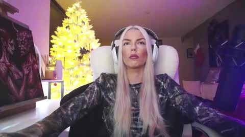 stage Kylie Sinner  brand CLITBAIT online show from December 22, 10:24 pm