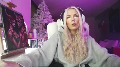 stage Kylie Sinner  brand CLITBAIT online show from December 15, 9:09 pm