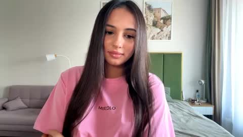 Mia online show from June 4, 10:31 am