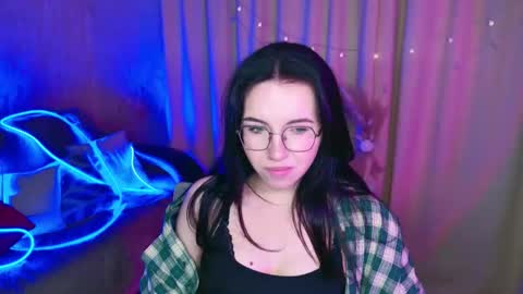 TriciaDaisy online show from April 29, 5:30 pm