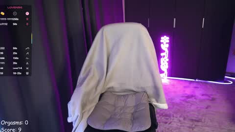 Izzy    online show from October 15, 5:15 pm