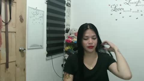 hi im kim online show from February 6, 11:09 am