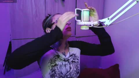 Vainilla Independent model online show from April 14, 1:05 am