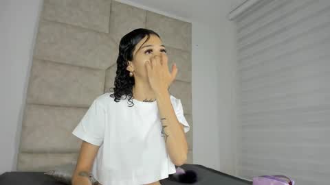 V A I O L E T T  S M I T H online show from September 18, 11:09 am