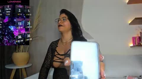 V A N E  online show from October 2, 2:49 am