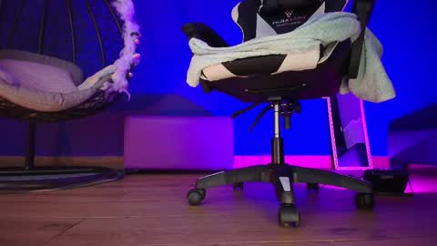 Vanelope online show from April 10, 6:30 am