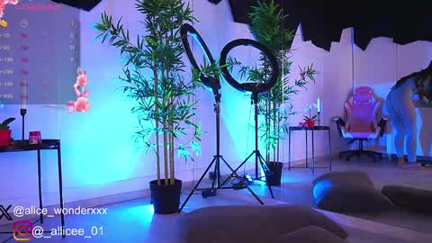 Vanessa Simon online show from March 8, 7:13 am