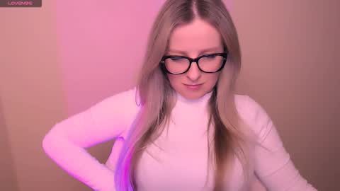 Mia online show from March 13, 7:04 pm