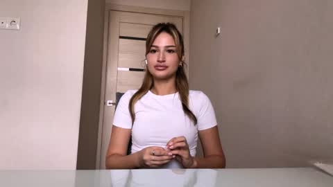 Mia online show from April 23, 11:39 am