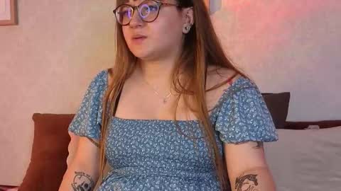 Vee Simons online show from October 11, 8:33 pm