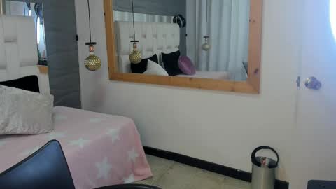 Vanesaa online show from May 1, 5:27 pm