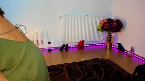 ViciousQueenu can call me Laura online show from November 20, 5:25 pm