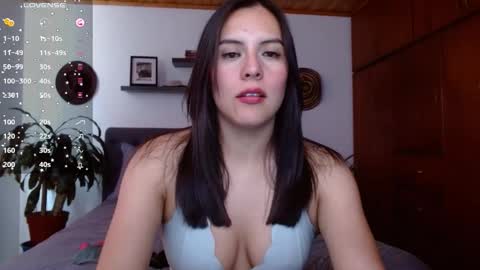 VICTORIA MARTELO online show from October 15, 6:10 pm