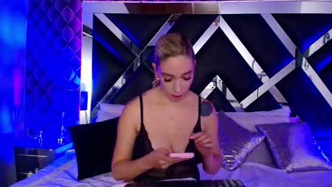 victtoria lee online show from October 17, 11:19 pm