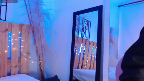 Violet Jones online show from March 3, 1:37 pm