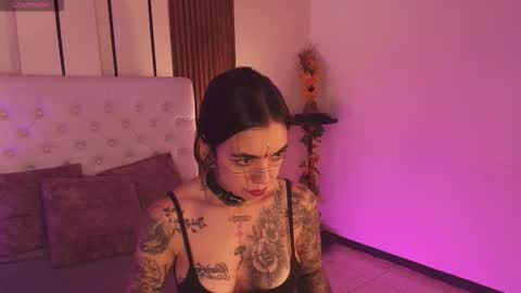 violettaalemida online show from January 14, 1:05 pm