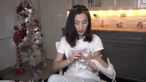 Victoria Maria online show from December 3, 4:46 am