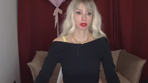 White Queen online show from February 3, 9:07 pm